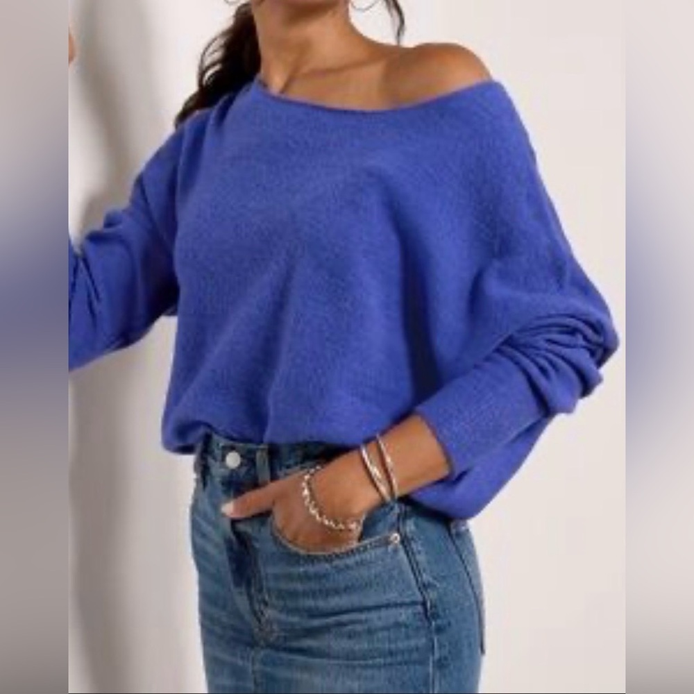 Evereve Jessie Oversized Royal Blue Off-Shoulder Light Knit Fall Sweater Top